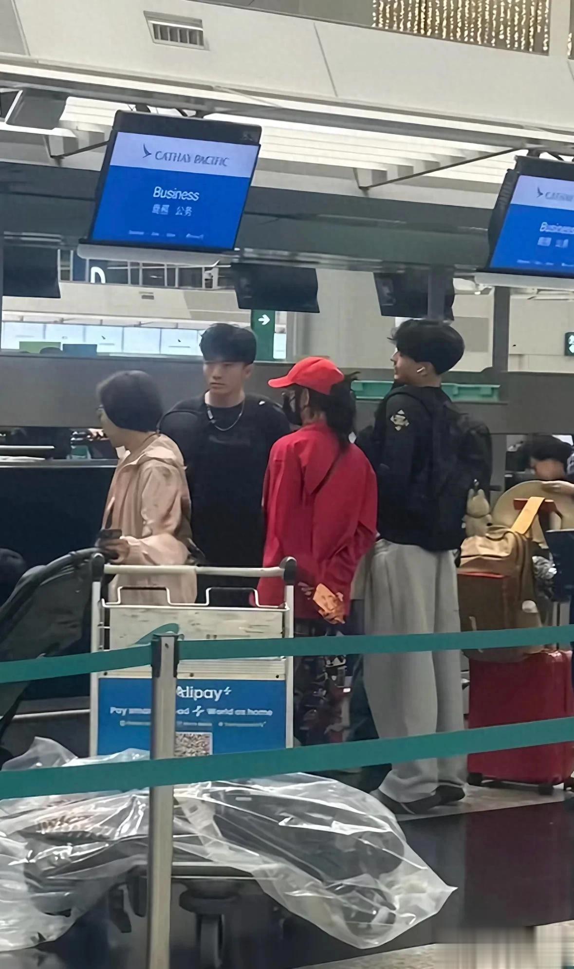 张柏芝带仨儿子赶飞机，老大严肃插兜扮酷，老二笑眯眯模样更抢镜