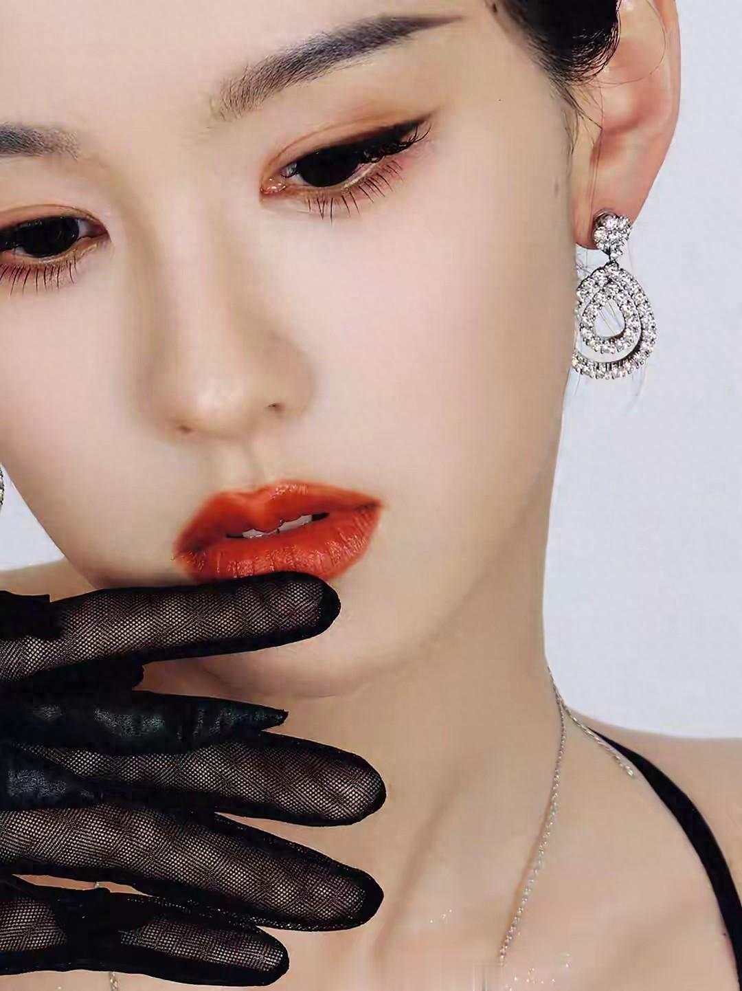 陈都灵深V露背长裙优雅黑天鹅