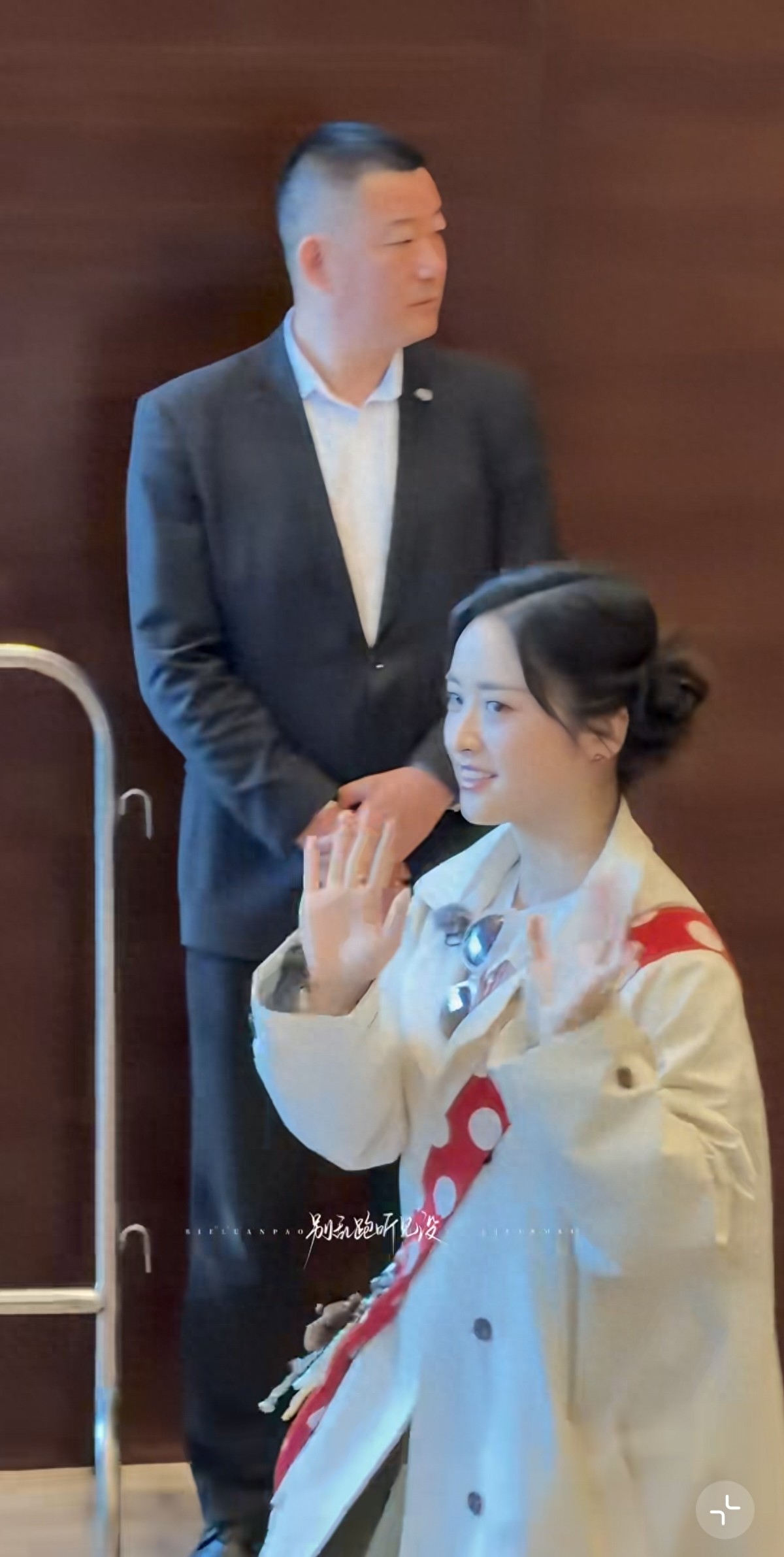 好元气！沈月今日上班路透，扎2个丸子头好萌，红雨靴真抢镜呀