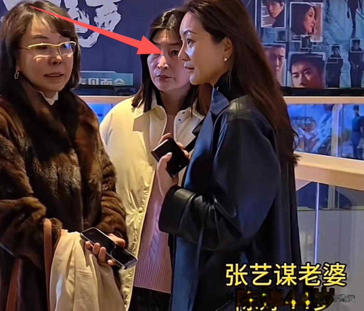 张艺谋44岁老婆陈婷现身!穿黑皮衣身材苗条像贵妇,年轻的像34岁