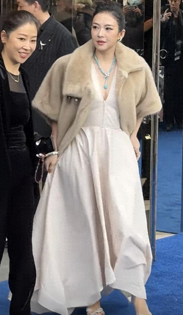章子怡穿白色长裙压轴亮相三里屯,美丽气质依旧!