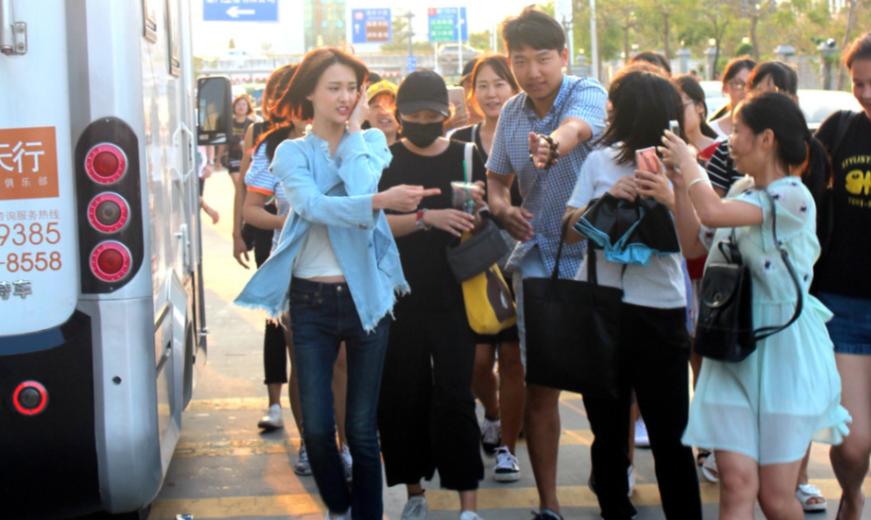 35岁郑爽近照！形象管理失败，彻底成了素人，在美日子舒坦了