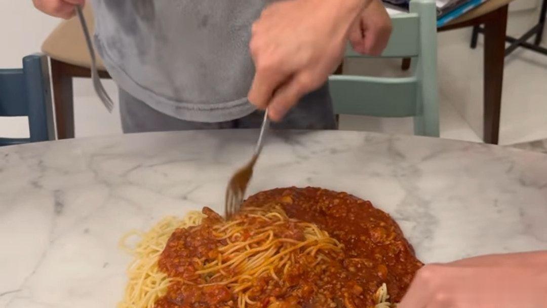 郑嘉颖家把意大利面倒桌上吃！孩子直接上手超满足