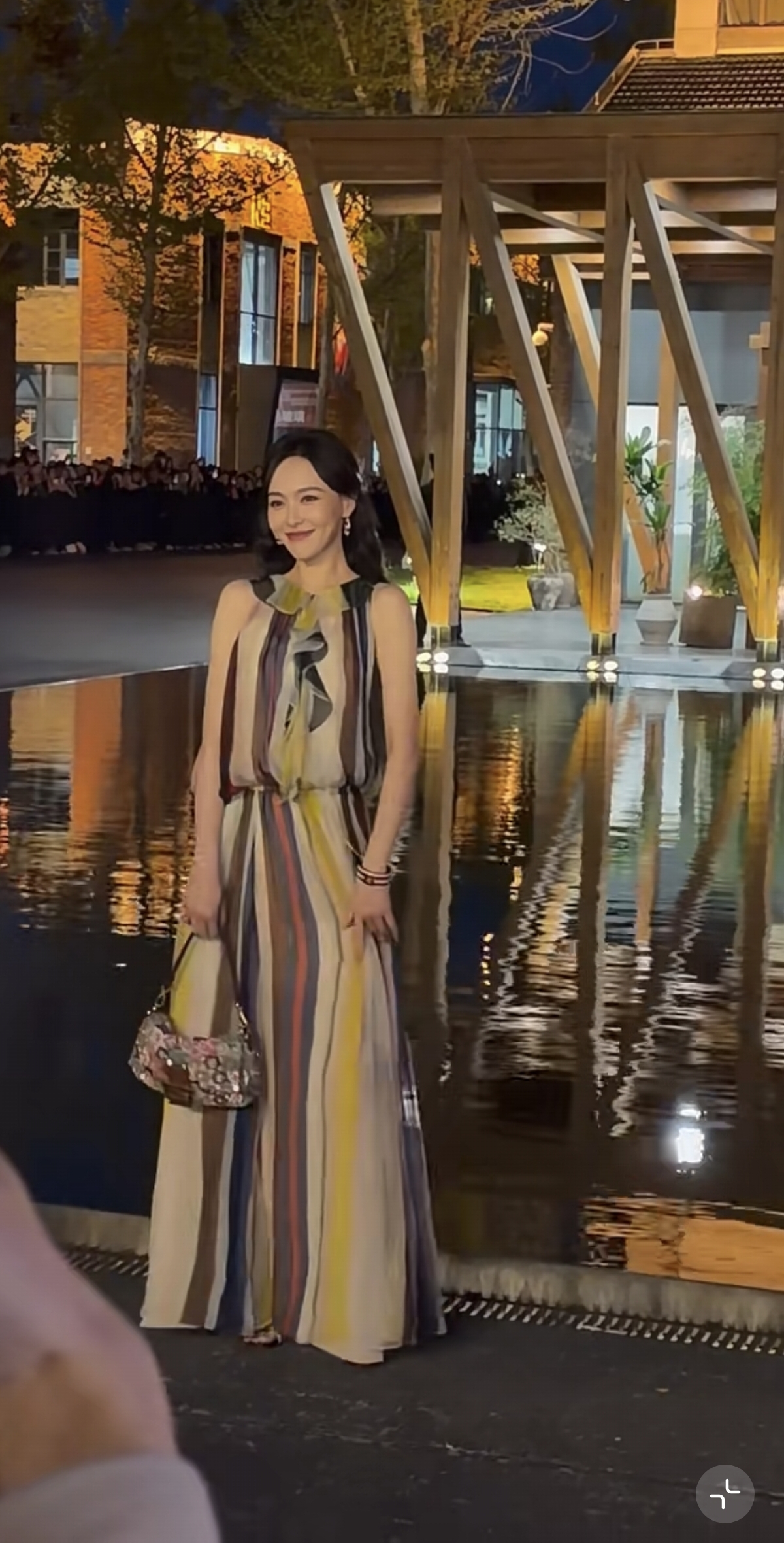 唐嫣景德镇出席活动，一袭彩色薄纱裙亮相好美，现场欢呼声好高呀