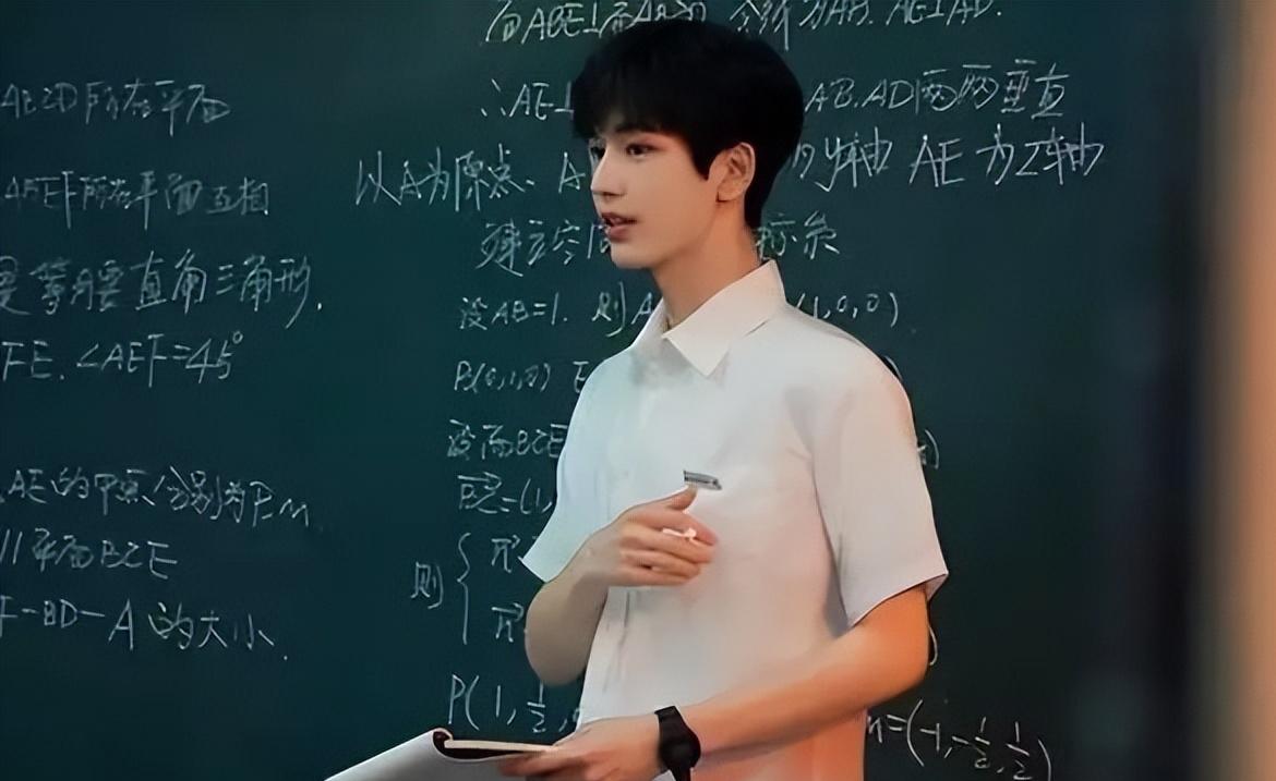 张凌赫9年前素人时期采访火了，190cm身高鹤立鸡群，像胖版李敏镐