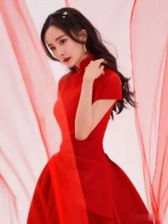 杨幂红妆敬新年:为何一红就封神?谁看了不心动?谁不想沾喜气?