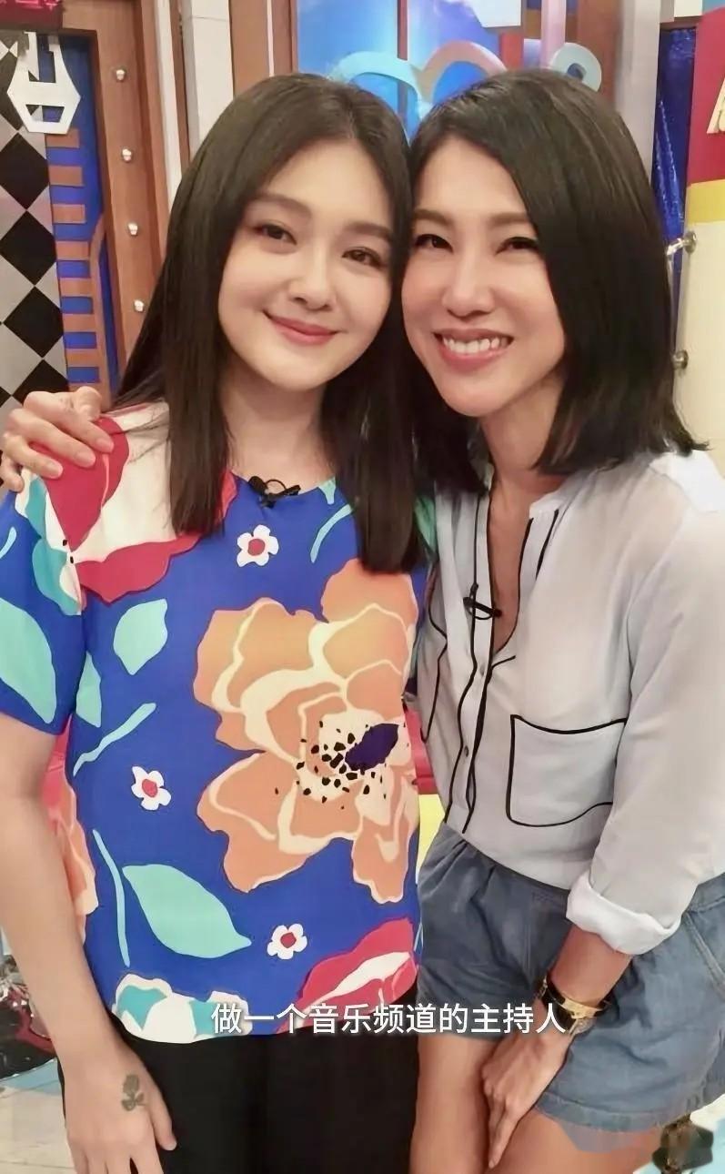 57岁女主持定居上海6年！离婚后与歌手前男友复合，4个孩子已离巢