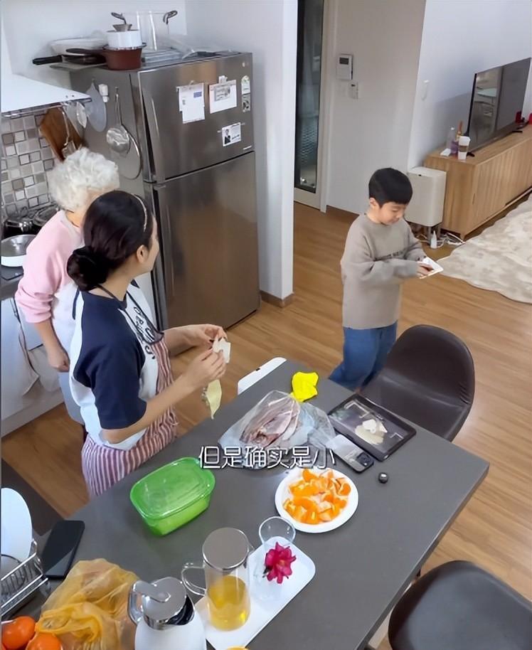 蔡琳再买豪宅！嫌海景房小、新家客厅大到能踢球，中国带货仅一年