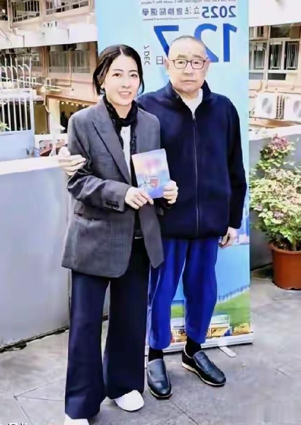 女首富甘比来到上海，天庭饱满一看就是漂亮女神，人家可朴素大方