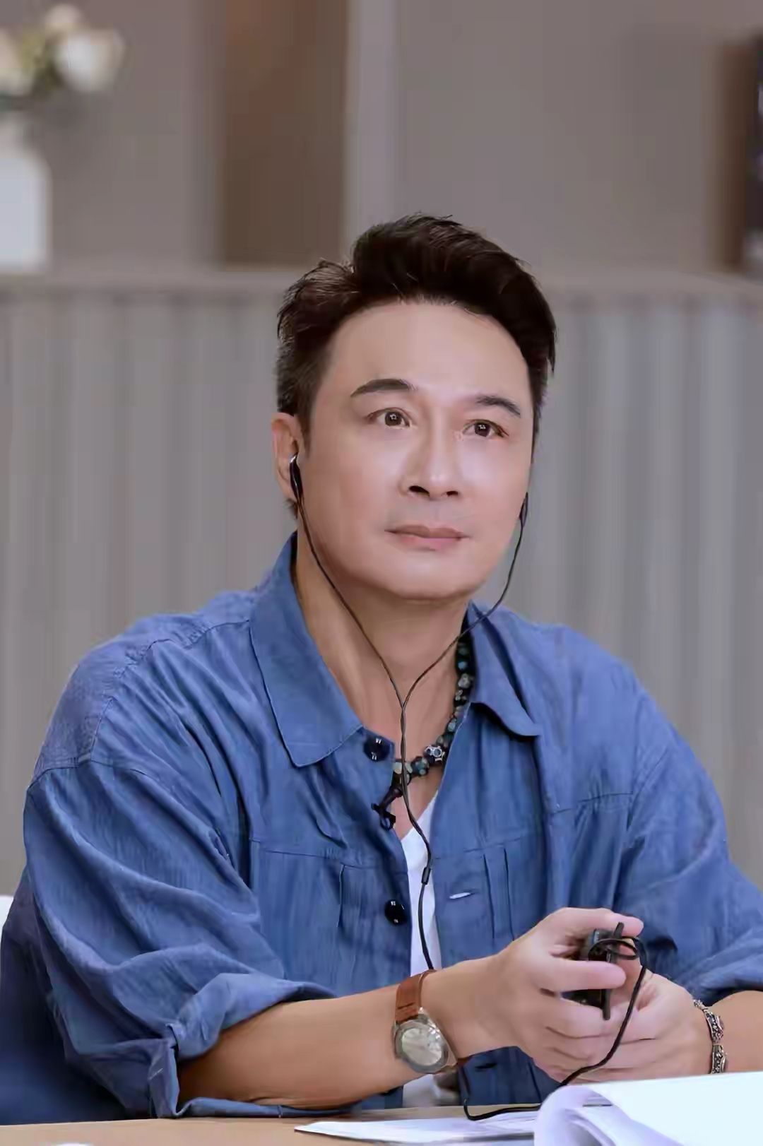65岁港星黄子华称到死都不会用老年公交卡，调侃怕遇到吴镇宇事件