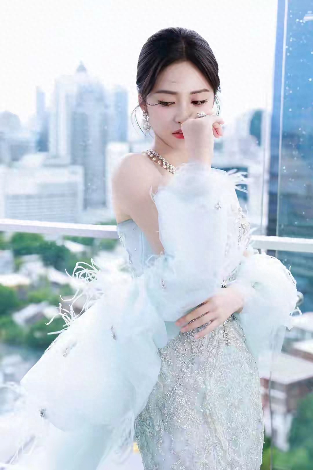 沈月一袭抹胸白色礼服裙,好美好惊艳