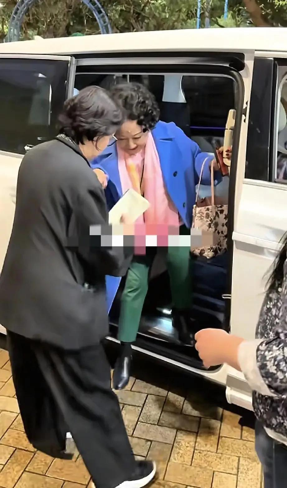 薛家燕腿又细又短,肚子好大,老态龙钟,小17岁男朋友怎么看上她