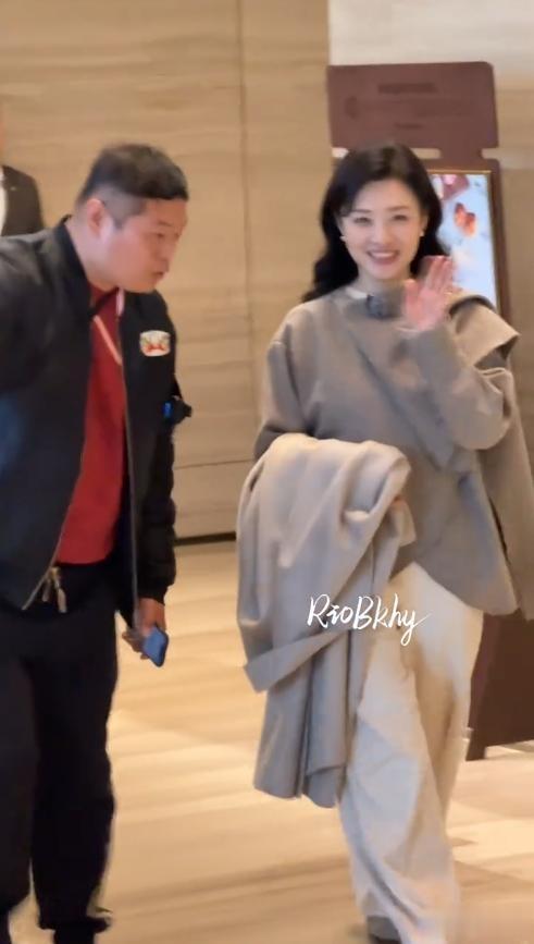 《桃花坞》新路透：方媛腿短个矮，周涛嫩成少女，贺峻霖一身高奢