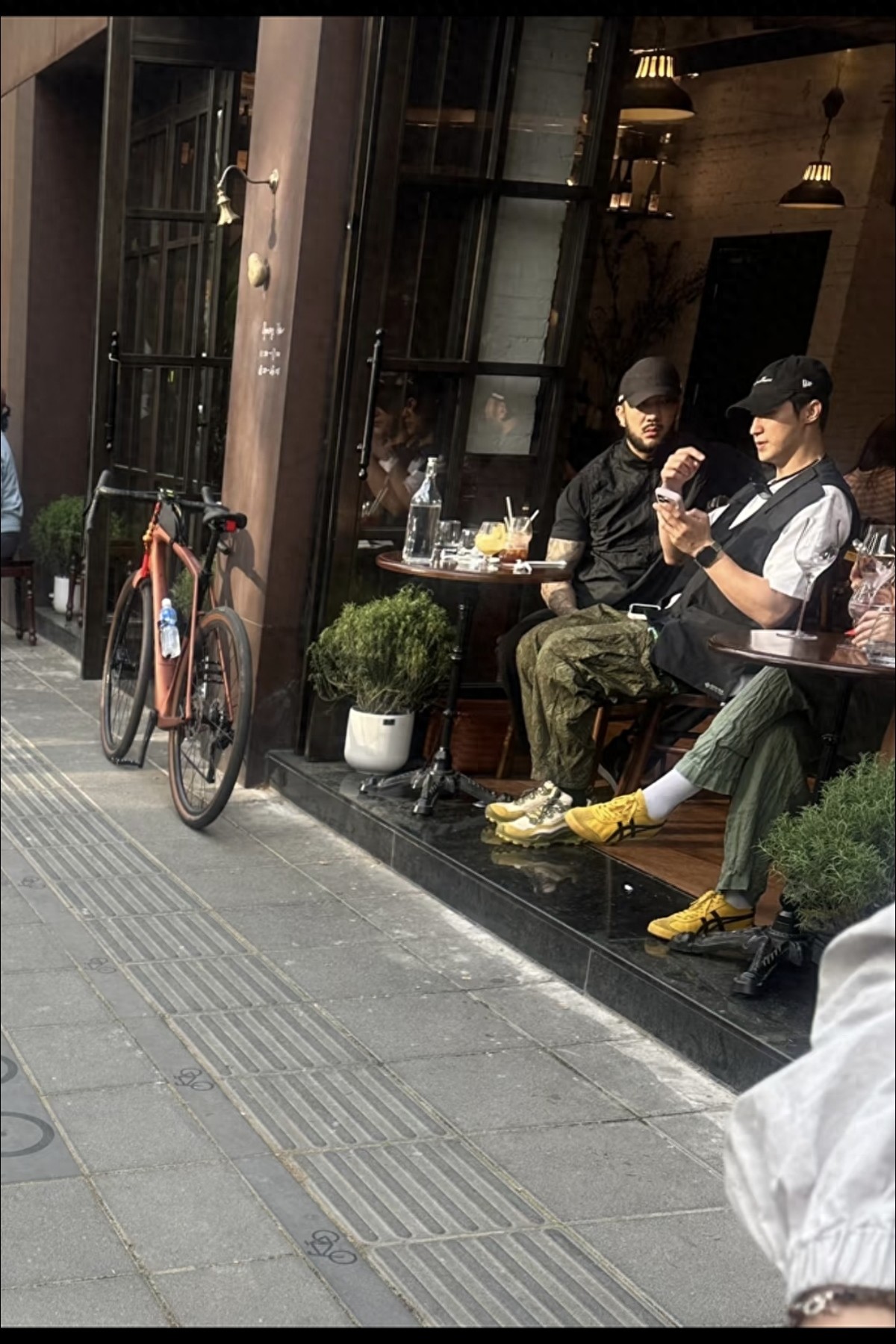 又遛弯了！黄景瑜上海街边被偶遇，骑着自行车，本人超级帅呀