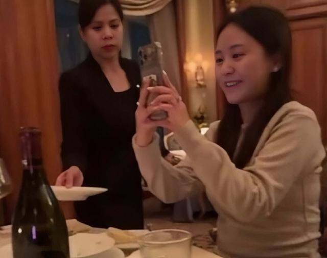 香港知名富商未婚妻腹部凸起疑似怀孕