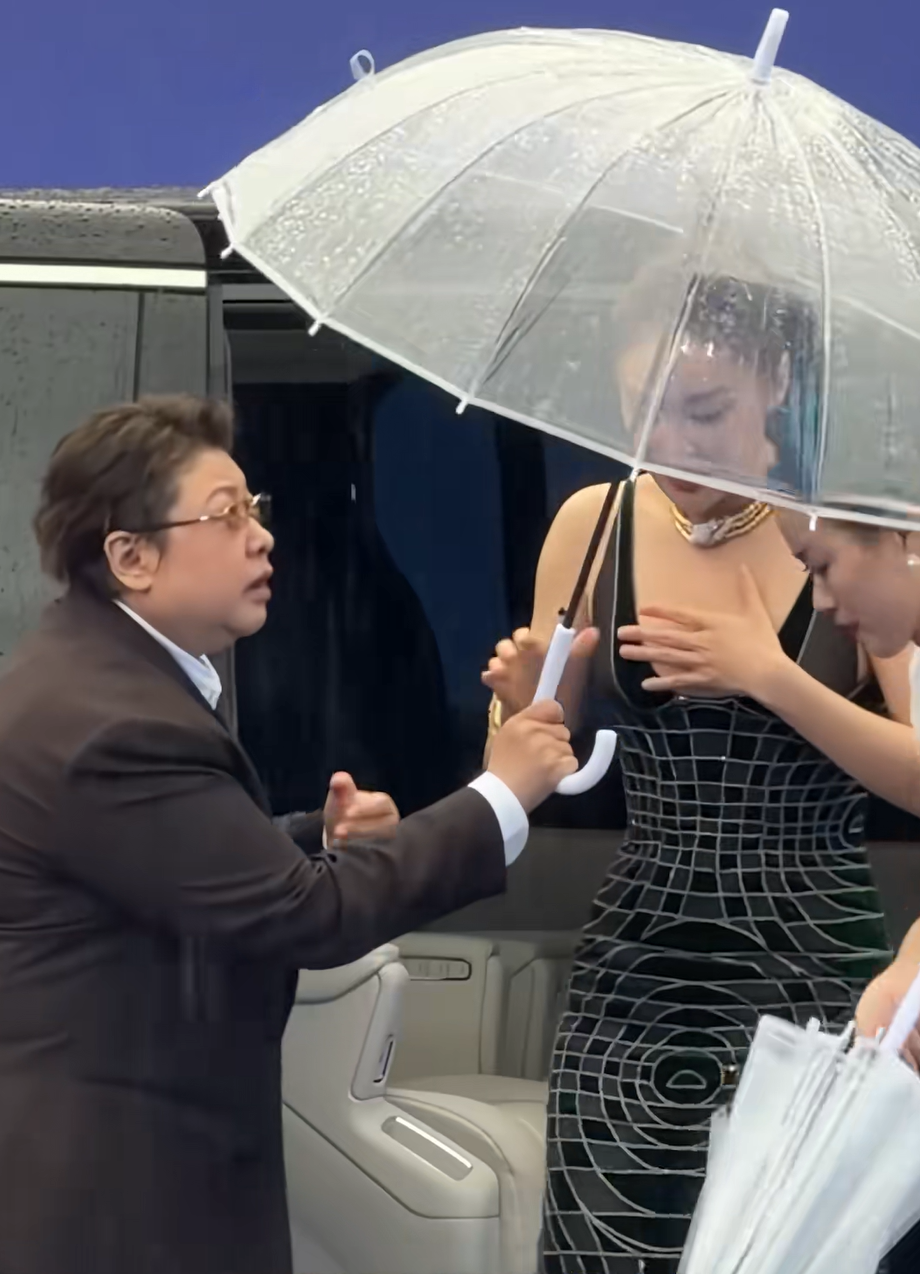 北影红毯遇大雨，女明星提裙撑伞好狼狈，韩红扶高叶，细节见人品