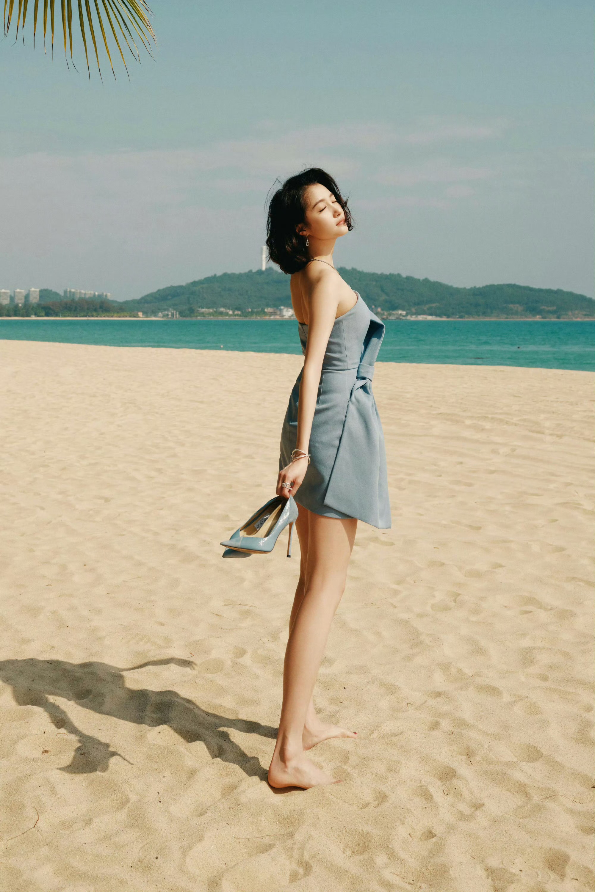 关晓彤,沙滩蓝裙大长腿,短发小姐身材绝了。