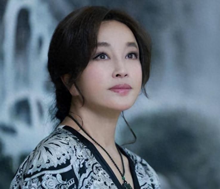 钱再多有什么用？75岁的“风流妖精”刘晓庆，已经走上另一条道路