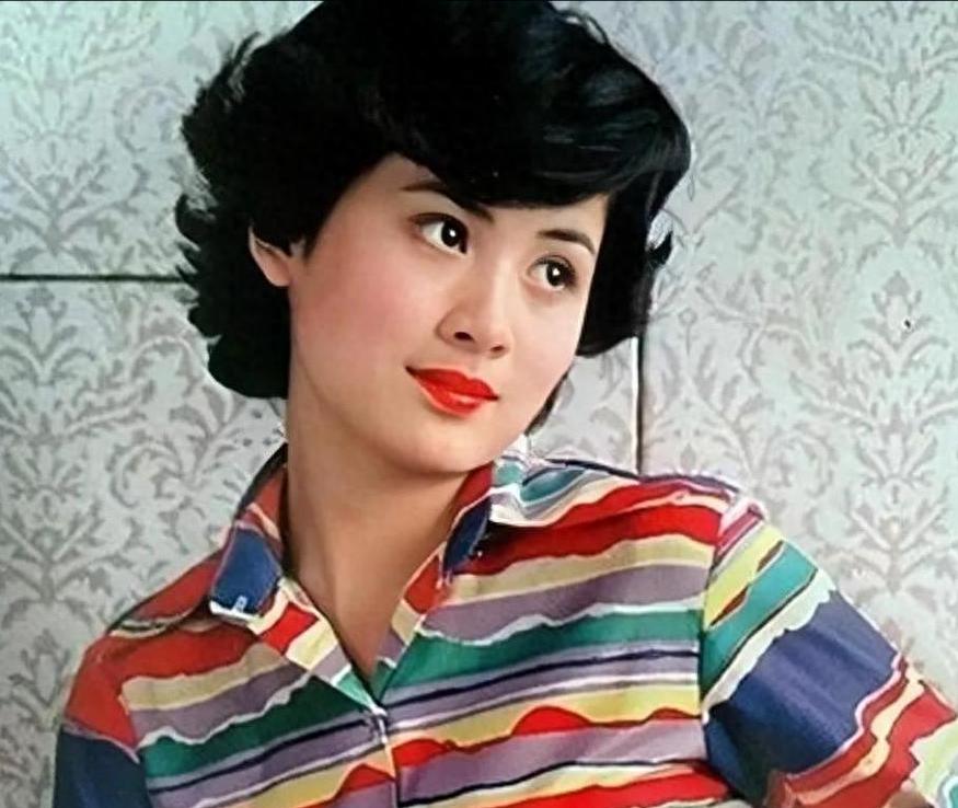 如今57岁隐居上海的夏菁，守着上影团长老公28年，一家四口很幸福