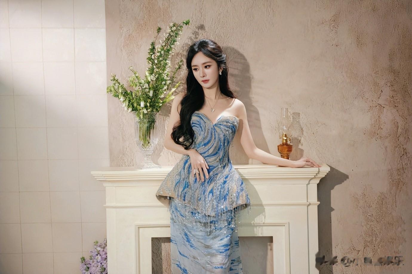 杨幂盛典礼服，网友“将大海披在身上，揉碎深海与星光的浪漫”