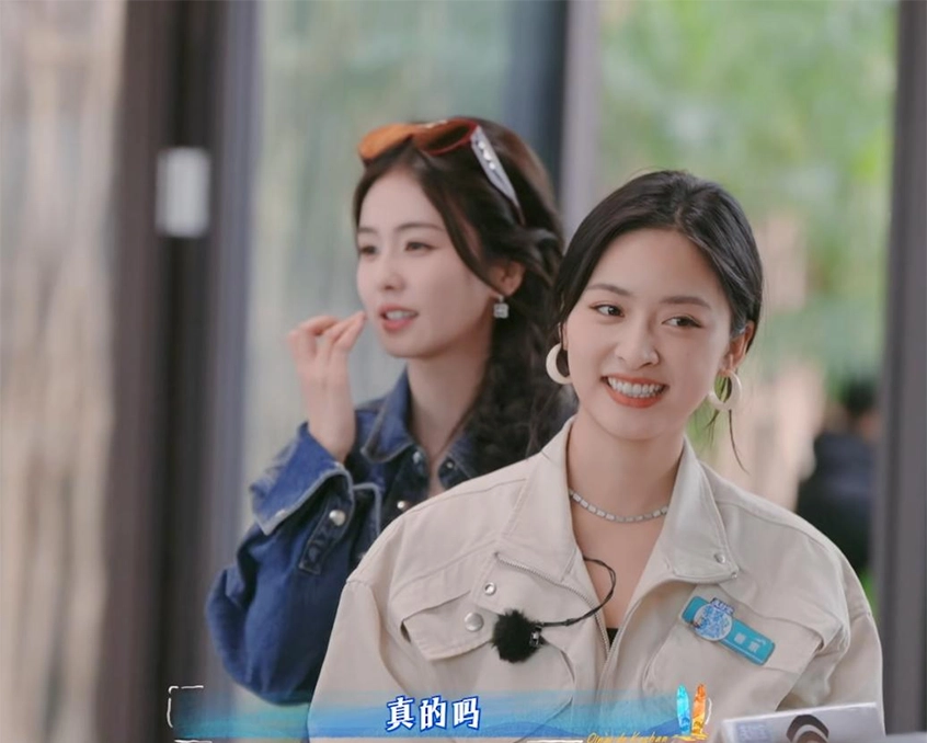 《亲爱的客栈》沈月铺6张床累瘫，白鹿拍男友视角走红：努力人设正失去流量红利