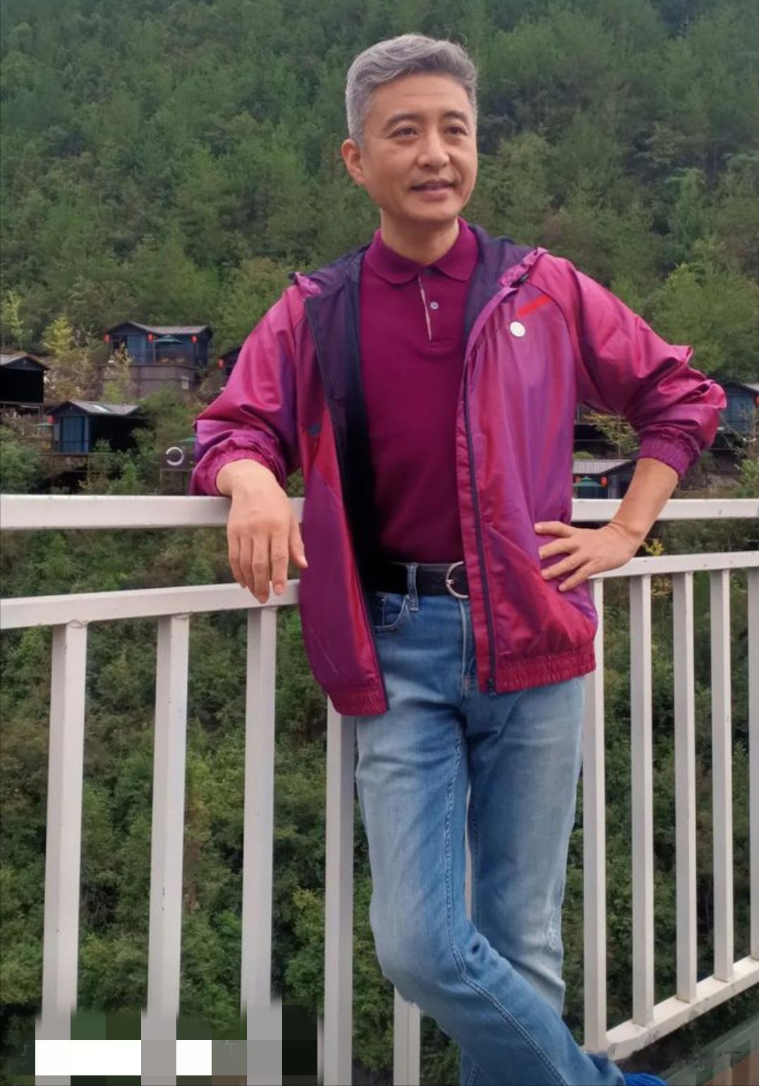 成于嘴、败于嘴，50岁就满头白发的周炜，如今的下场不值得同情