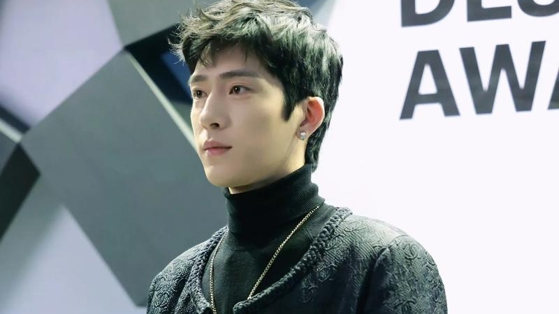 井柏然刘雯机场十指紧扣，六年恋情甜翻全网！