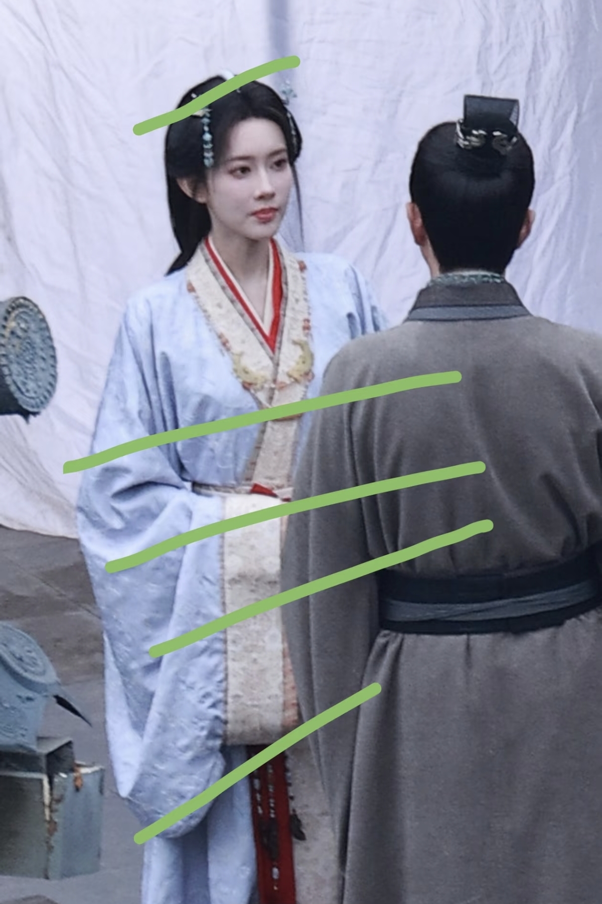孟子义拍戏路透，嘟嘴撇嘴又乖又萌，造型是真好看，眼神戏也超好