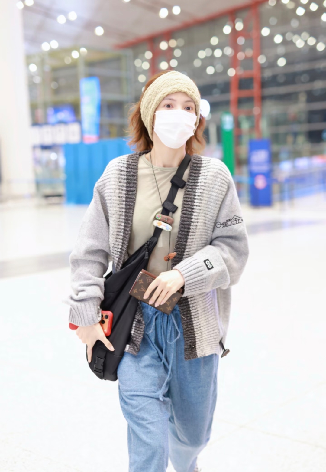 金晨新西兰被偶遇，大方和网友合影脸超小，一头小卷发好漂亮