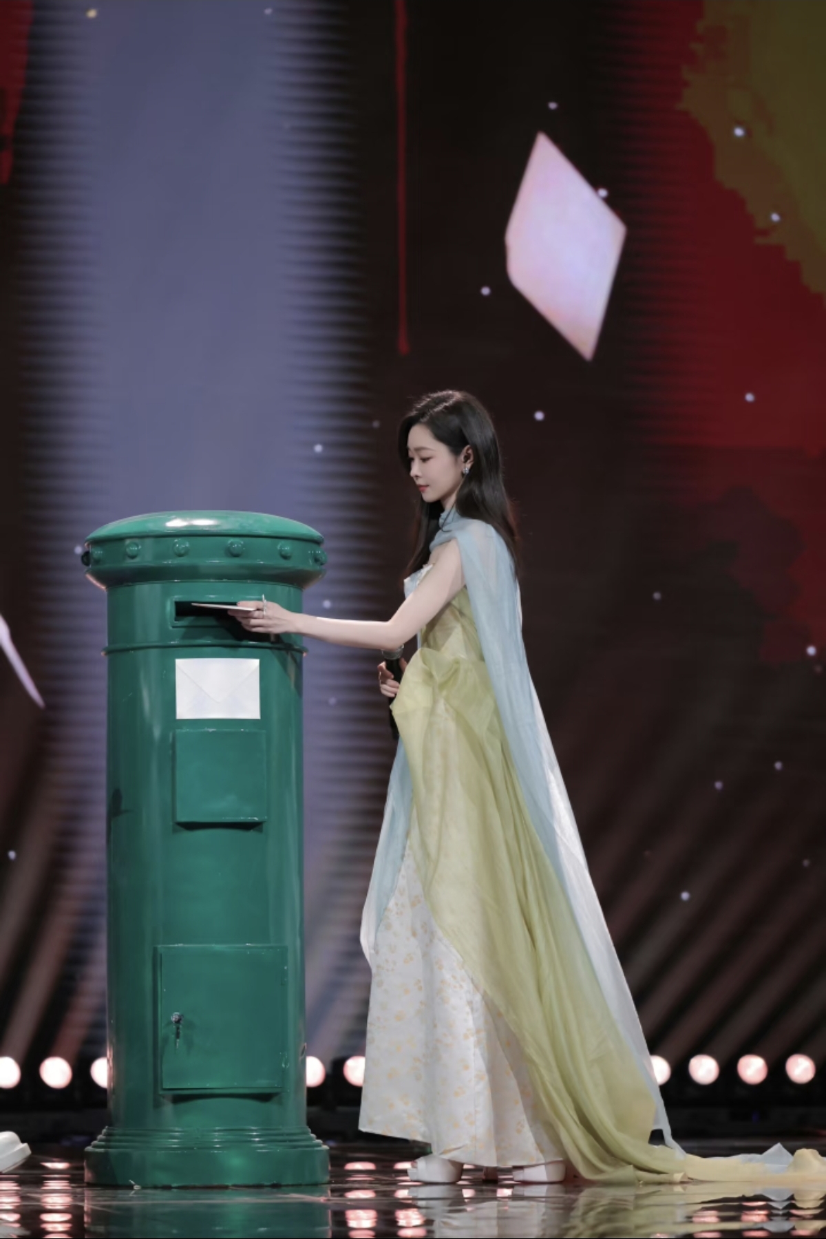 美的轻轻松松！宋轶网晚彩排花絮，一袭浅色长裙又美又温柔呀！