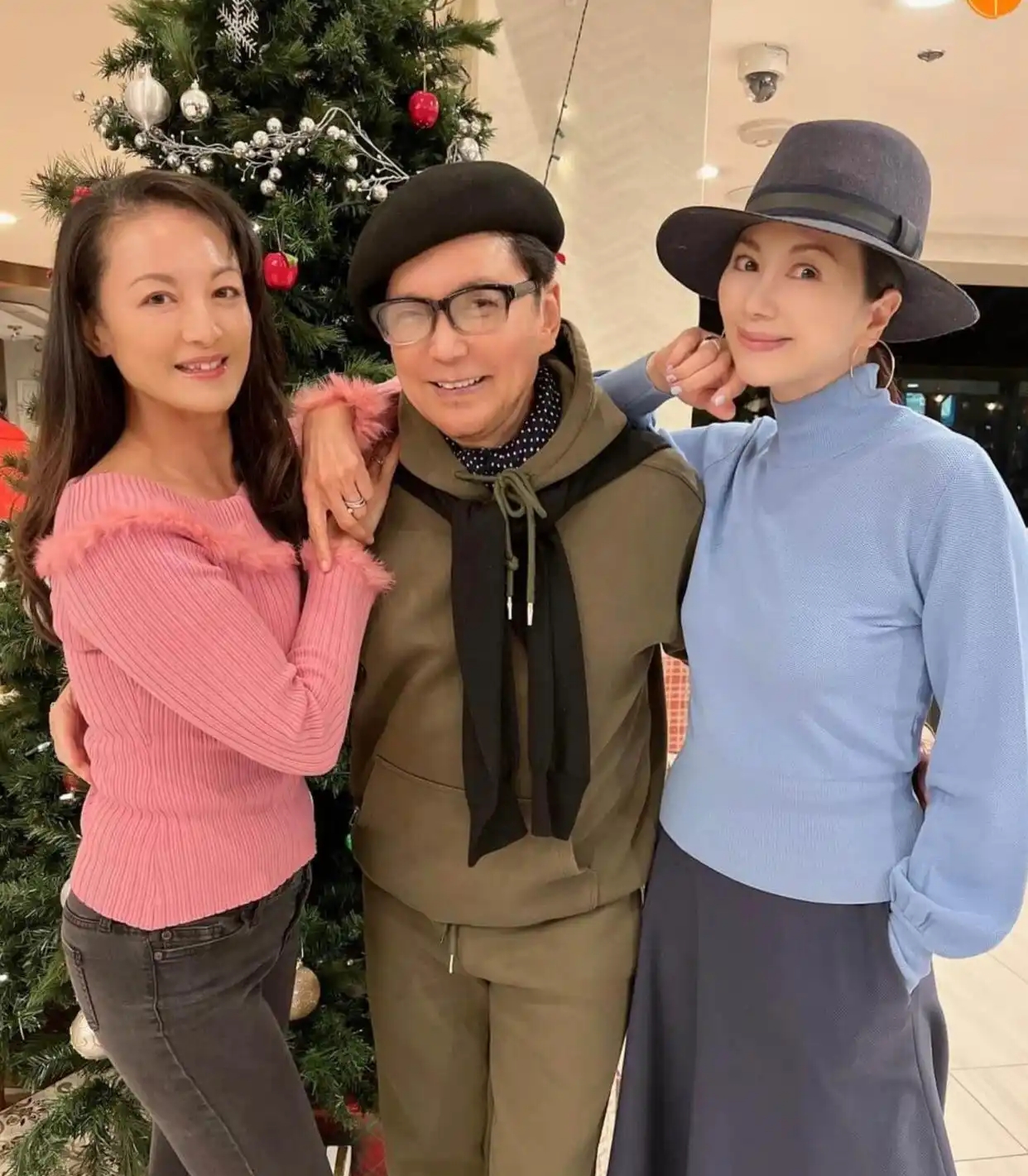 她嫁国外丈夫，生了3个孩子了，依旧可以穿年轻时的衣服