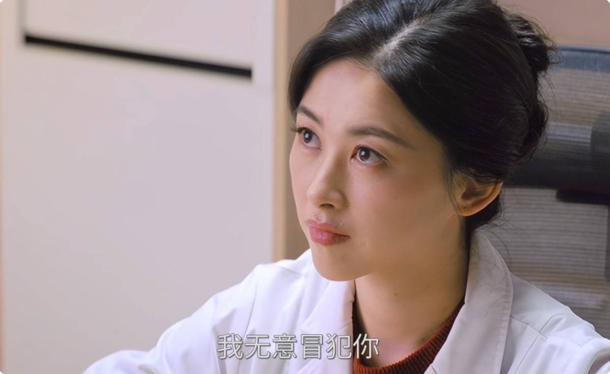 朱珠一家吃路边摊被偶遇！女儿热出一头汗，老公偷拍她满眼都是爱