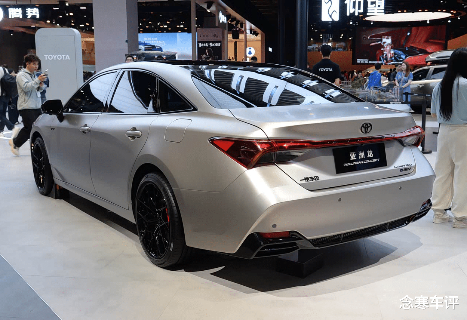 谁说丰田动力弱？2.0L双擎版亚洲龙起步轻快，市区油耗才4.5L