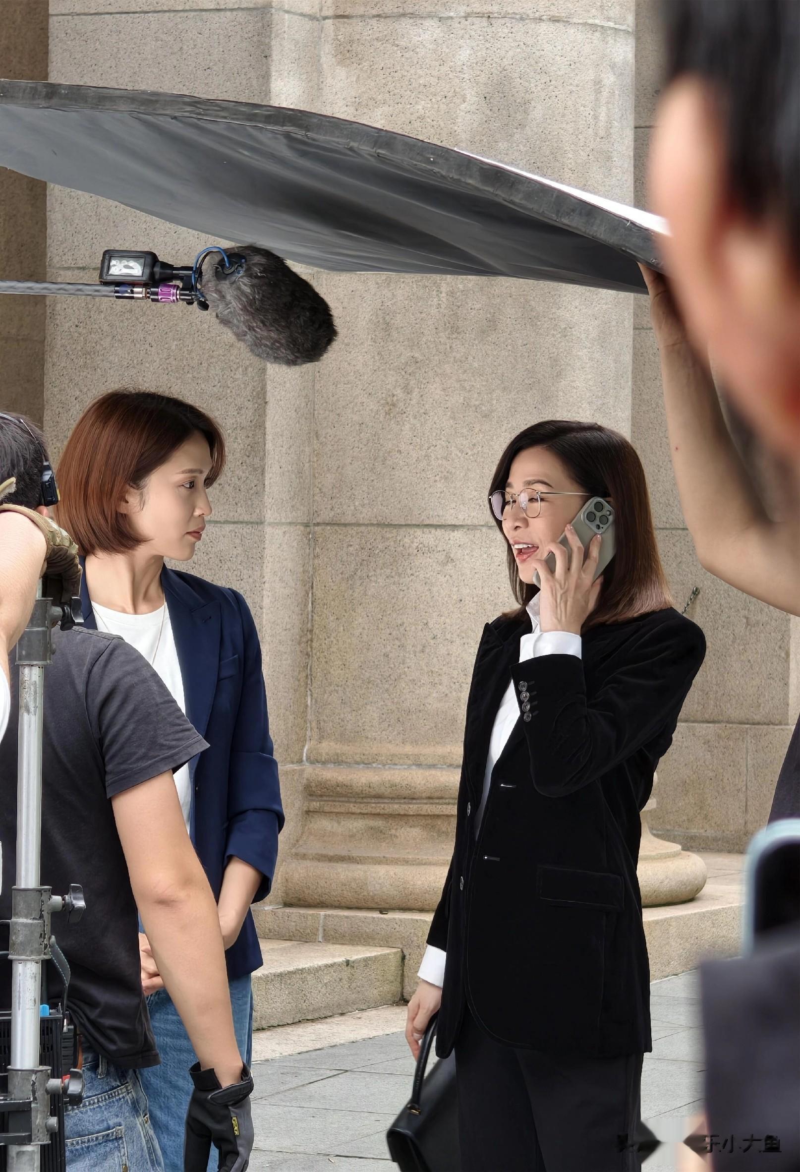 佘诗曼香港拍戏被偶遇，穿黑色西服戴着眼镜干练又气质，本人好美