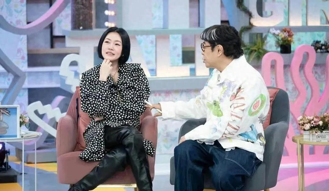 小S一边后悔一边逃避，跳舞那件事是根刺，至今没敢再提