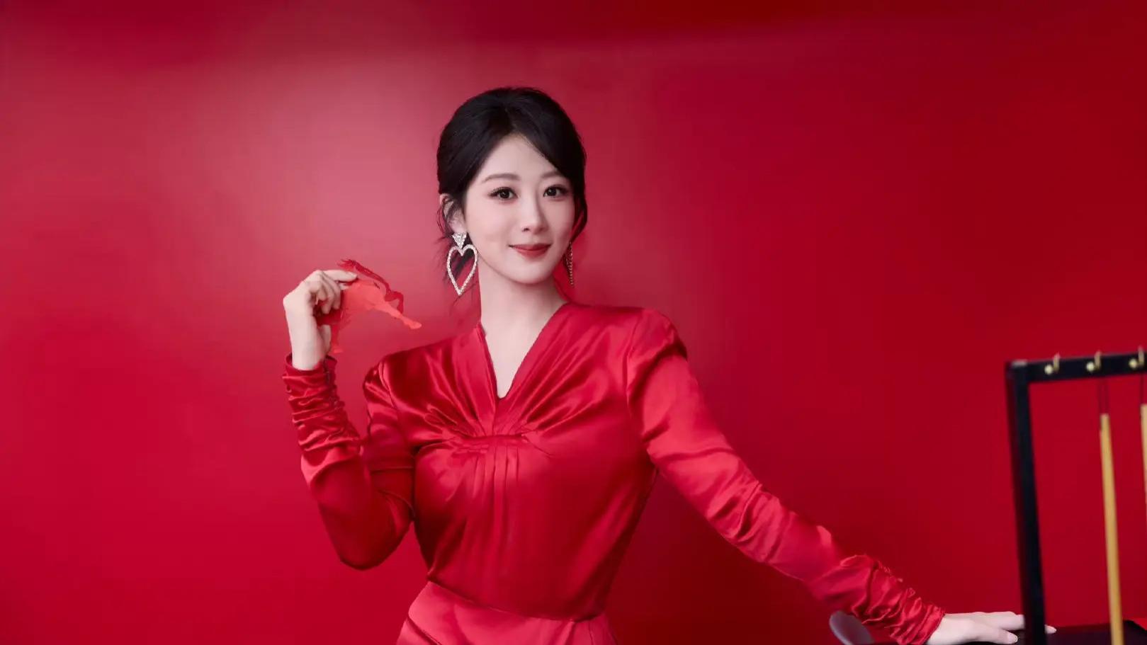 杨紫红裙亮相华伦天奴新春活动，明艳造型引全网热议