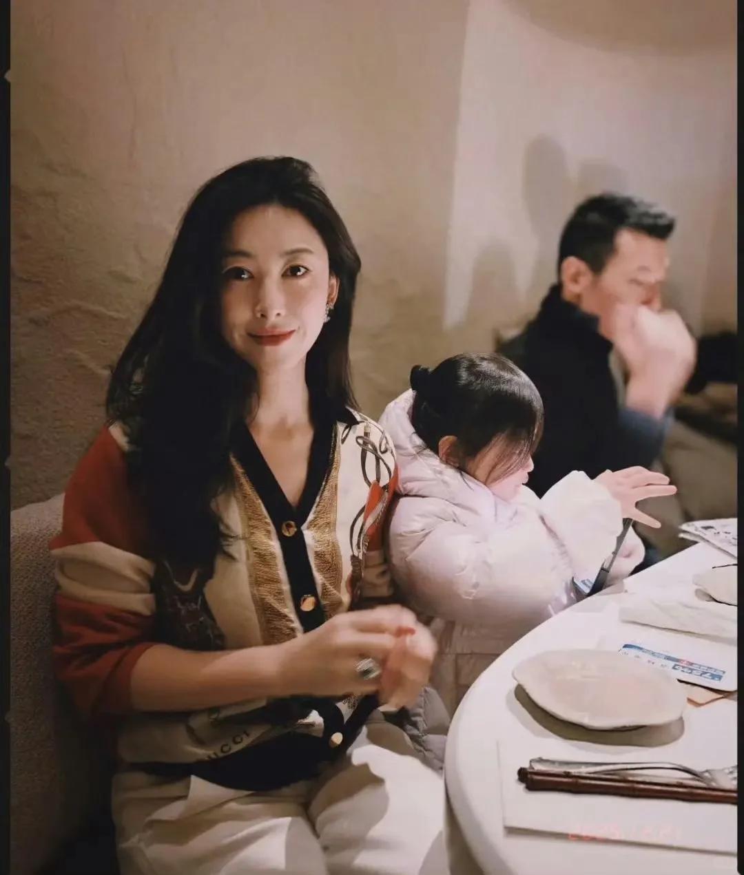 朱珠一家吃路边摊被偶遇！女儿热出一头汗，老公偷拍她满眼都是爱