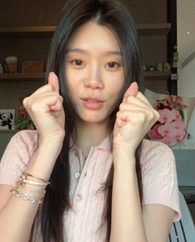 奚梦瑶素颜出镜好普！戴金项链和5个钻石手镯很炫，老公送花浪漫