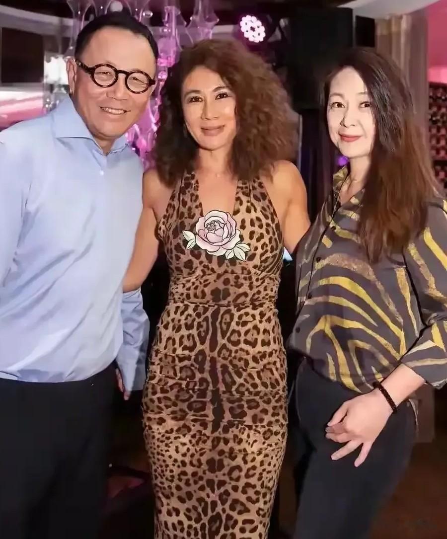 傅程鹏陪香港老婆参加名流派对，画面温馨，完美融入周丽淇社交圈