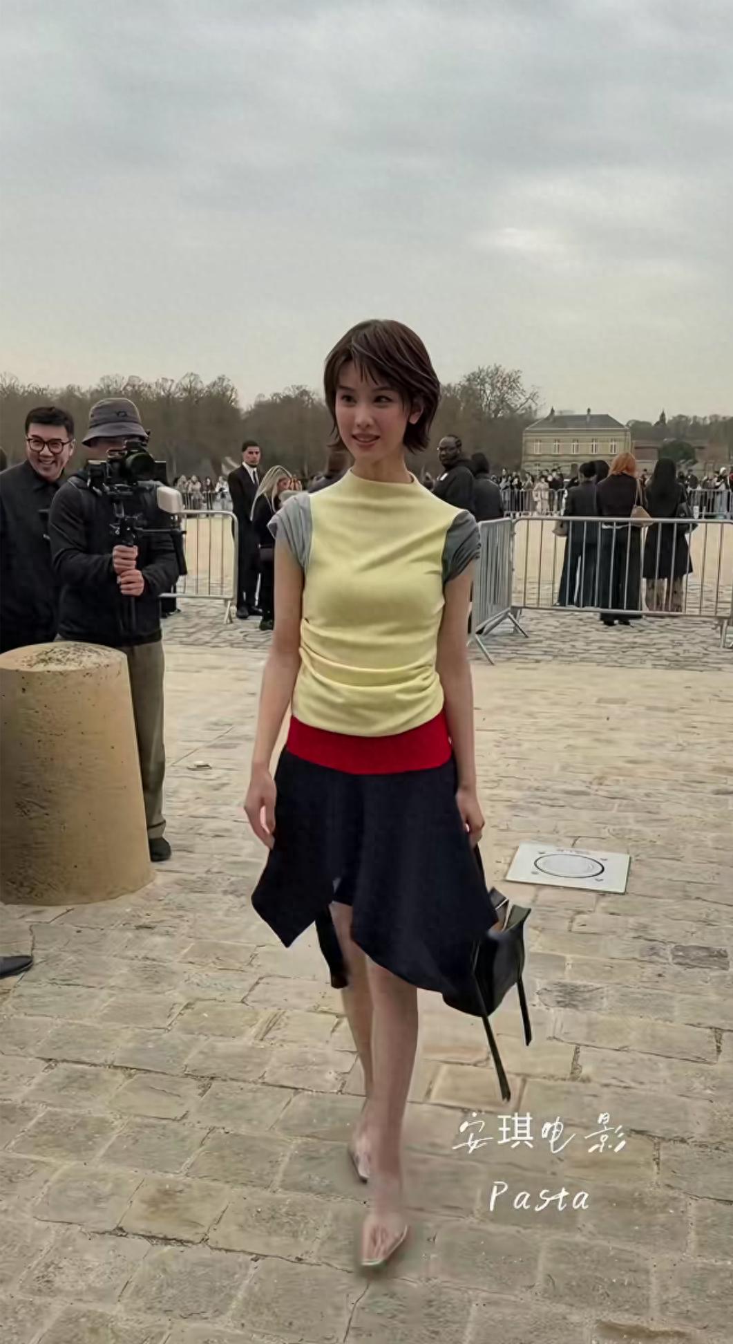 陈都灵剪了短发，像十八岁青春少女。