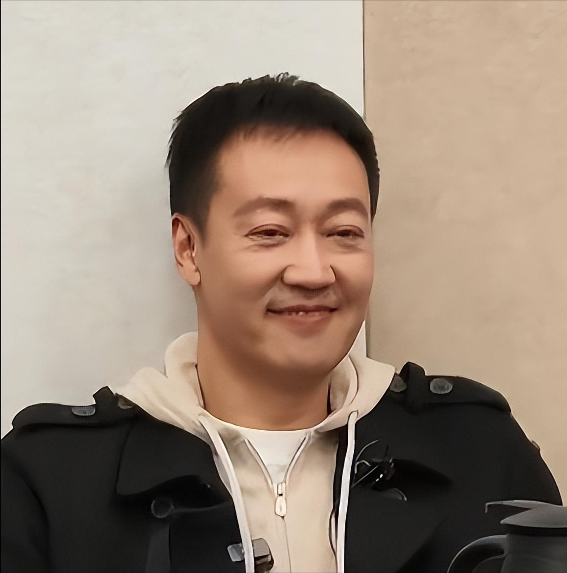 清明节还没到，52岁辛柏青近况曝光，剪了新发型，一番话让人安心