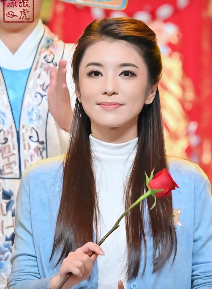 被李云霄的笑容治愈了，蓝衫长发，玫瑰配搭尽显甜妹气质
