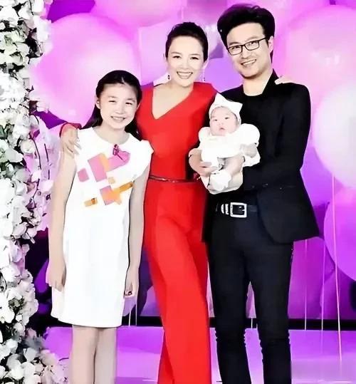 章子怡依旧疼爱小苹果，自称有两个女儿，小苹果爱她胜过亲妈