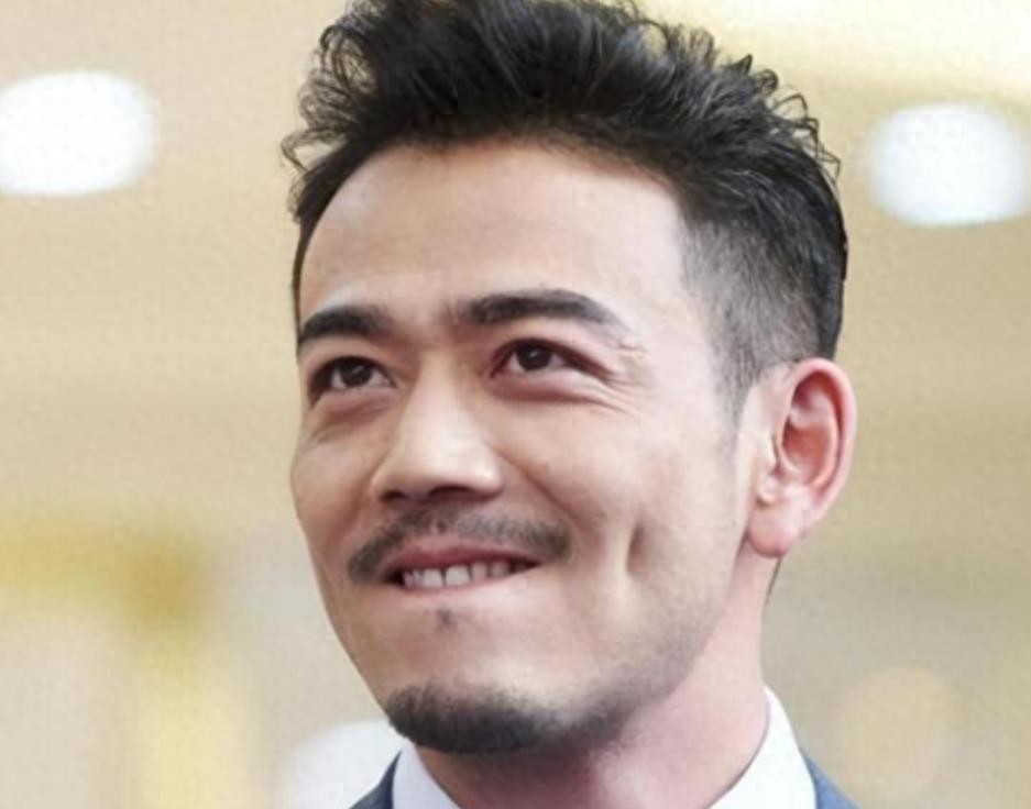 杨烁和老婆一起露面了，网上吵翻天，他们到底图个啥？