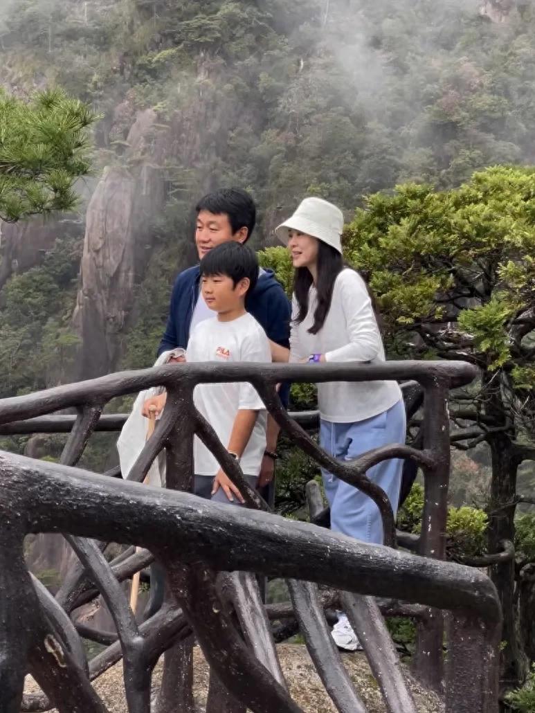 佟大为关悦带小儿子出游，10岁佟俊言个子好高，模样长得很像爸爸
