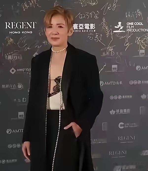 真是越老越没个正经样儿了，都一大把年纪了，还露给谁看呢？