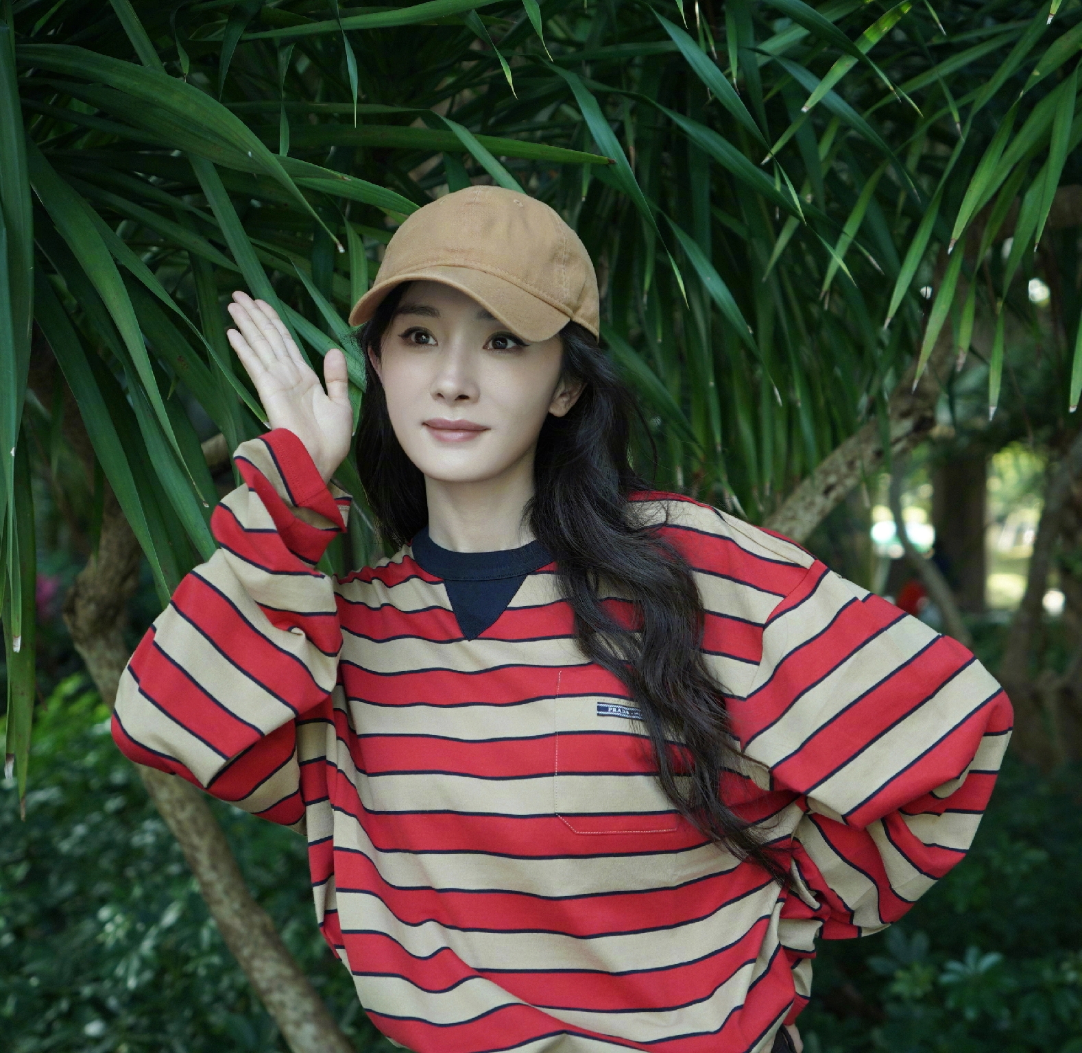 杨幂立春营业了，身穿黑白条纹长袖，身处葱绿绿植下，春意盎然