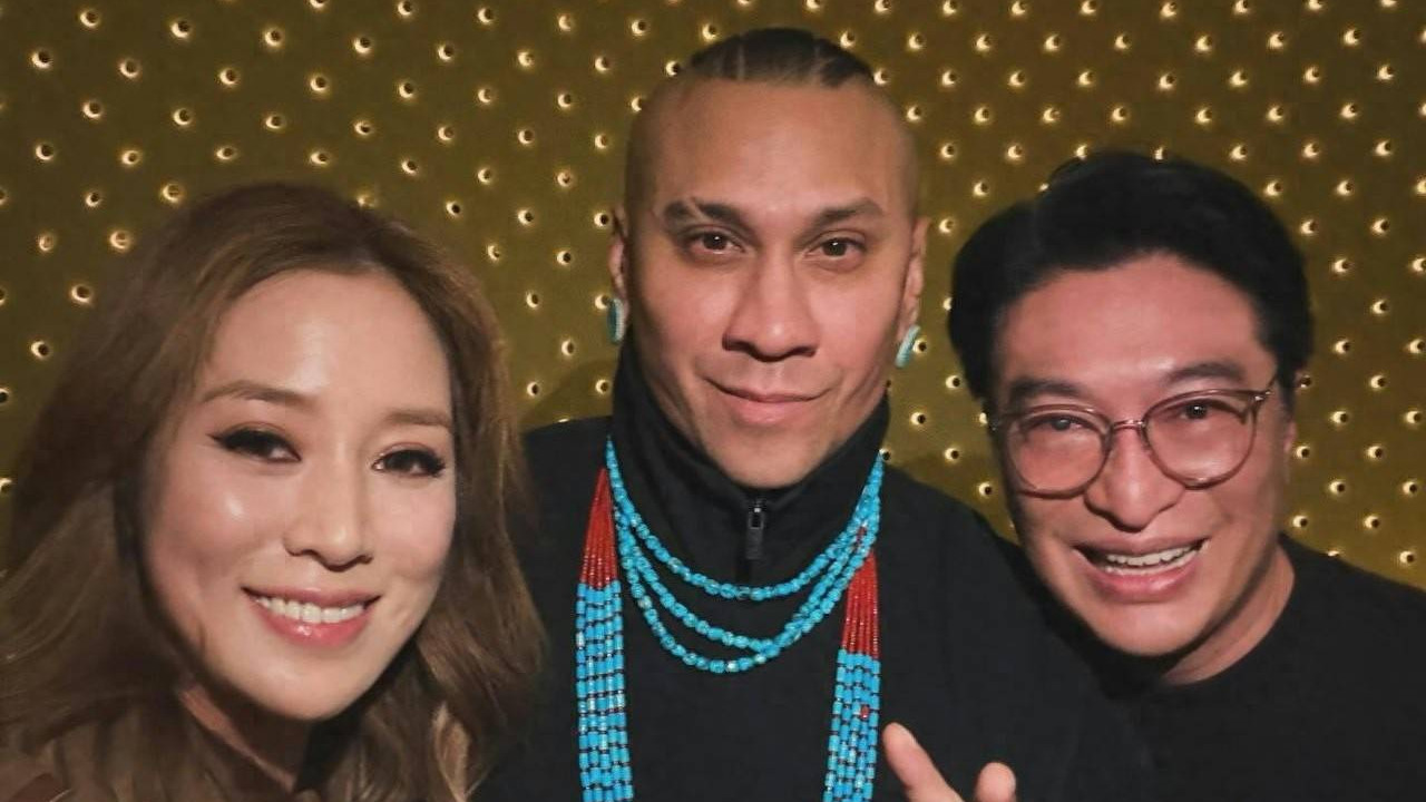 徐子淇现身自家餐厅接待外宾：38岁西装一穿不摆谱，这才叫“门面”！