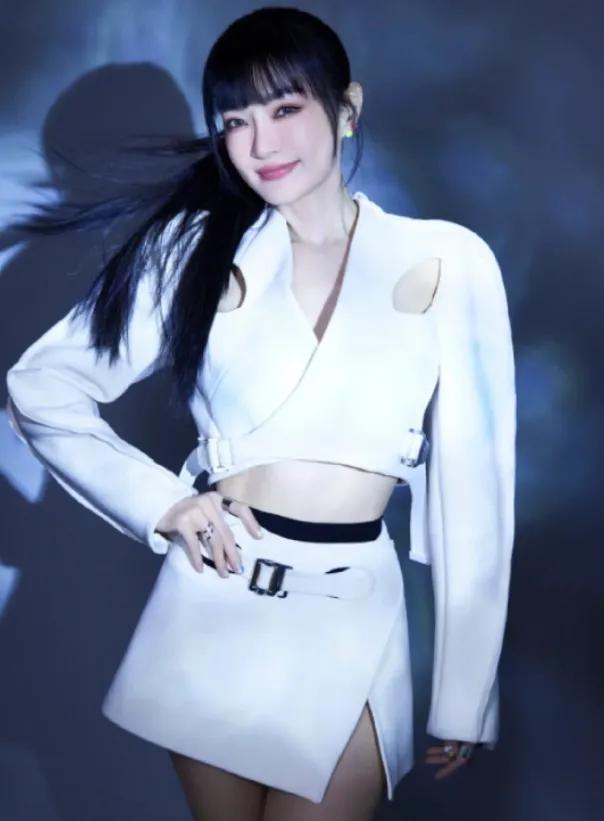 52岁天后官宣未婚生子,网友:她看着比儿子还年轻!