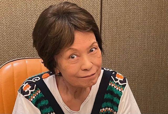 88岁香港知名演员坐轮椅现身